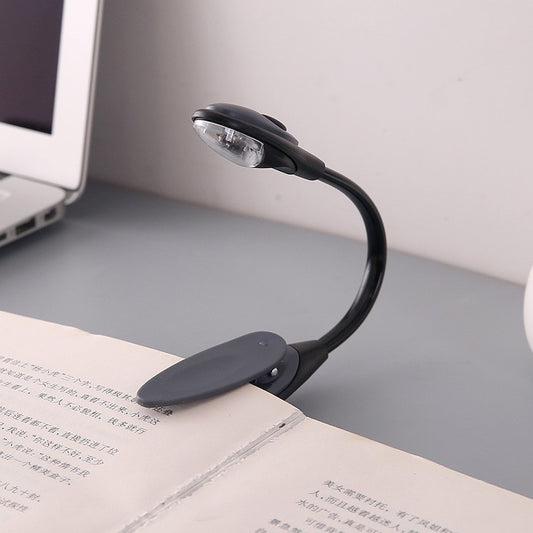 Mini liseuse à clip, rechargeable par USB — utilise le même câble de chargement que les accessoires de votre téléphone.
